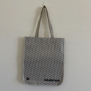 Lululemon Large Shopper Tote – Winter 2025 Gray Retro Print